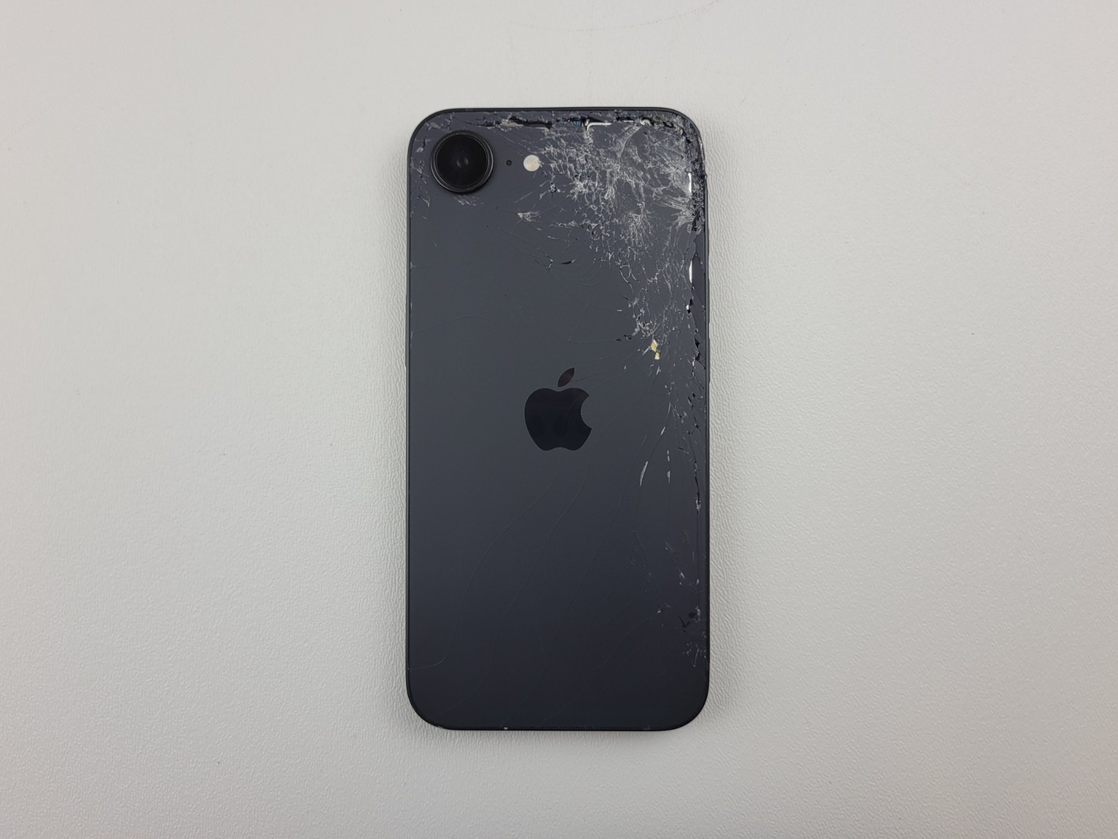 Apple iPhone 16e (A3212) 128GB (Boost Mobile) – *BENT FRAME PLEASE READ* – H7556