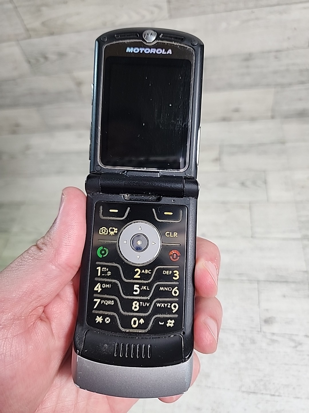 Vintage Motorola RAZR Flip Phone Verizon Cell Camera Silver *Doesn’t Hold Charge
