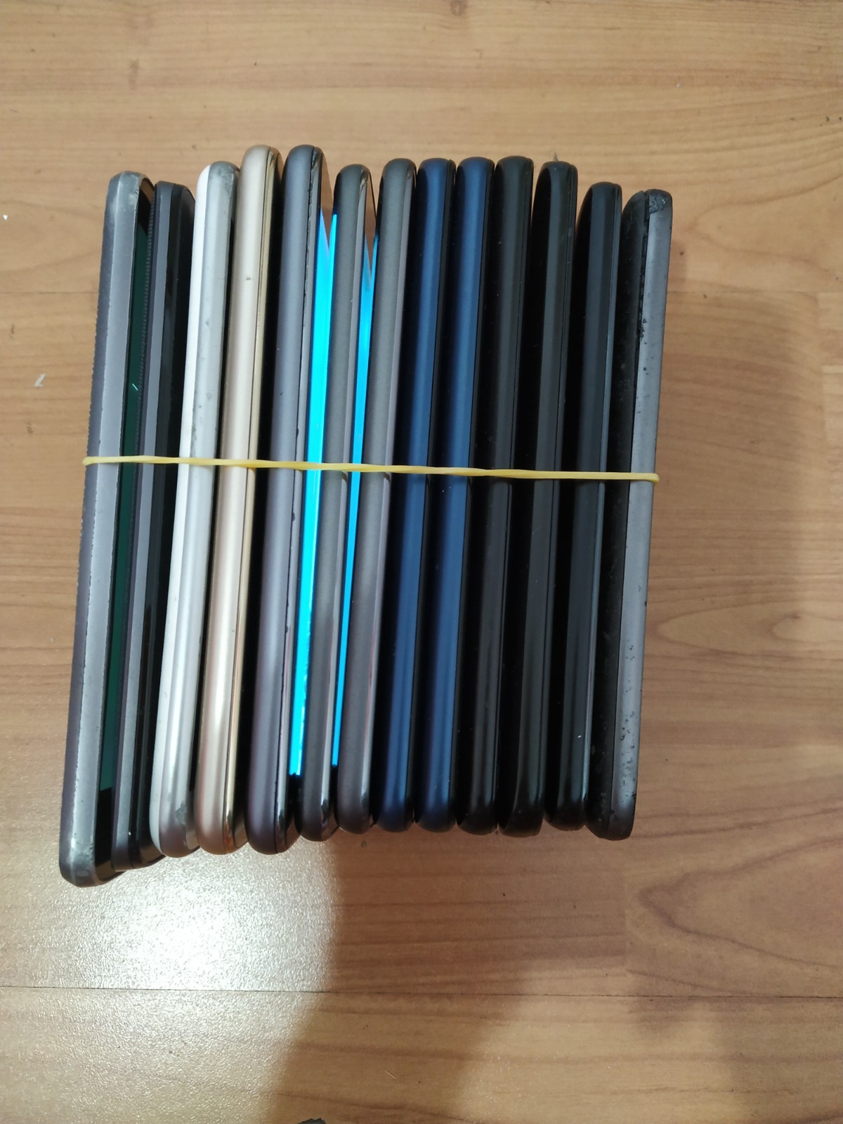 Lot of 13 Mixed model Motorola Moto Z2 / e6 16GB or 32GB Smartphone For parts