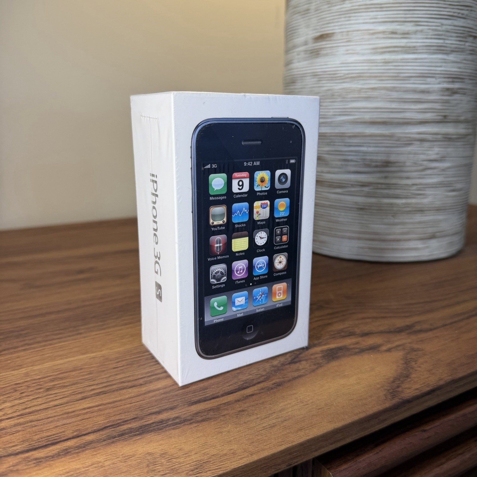 iPhone 3GS (White, 16GB, AT&T) MB716LL/A 2009