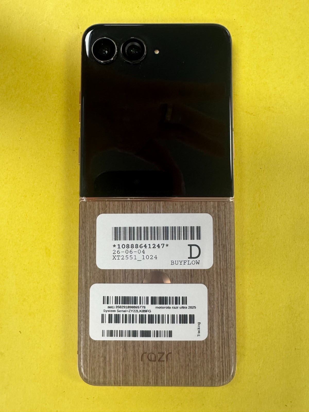 Motorola Razr Ultra 2025 – XT2551 – – 1TB (Unlocked) – LCD Damage