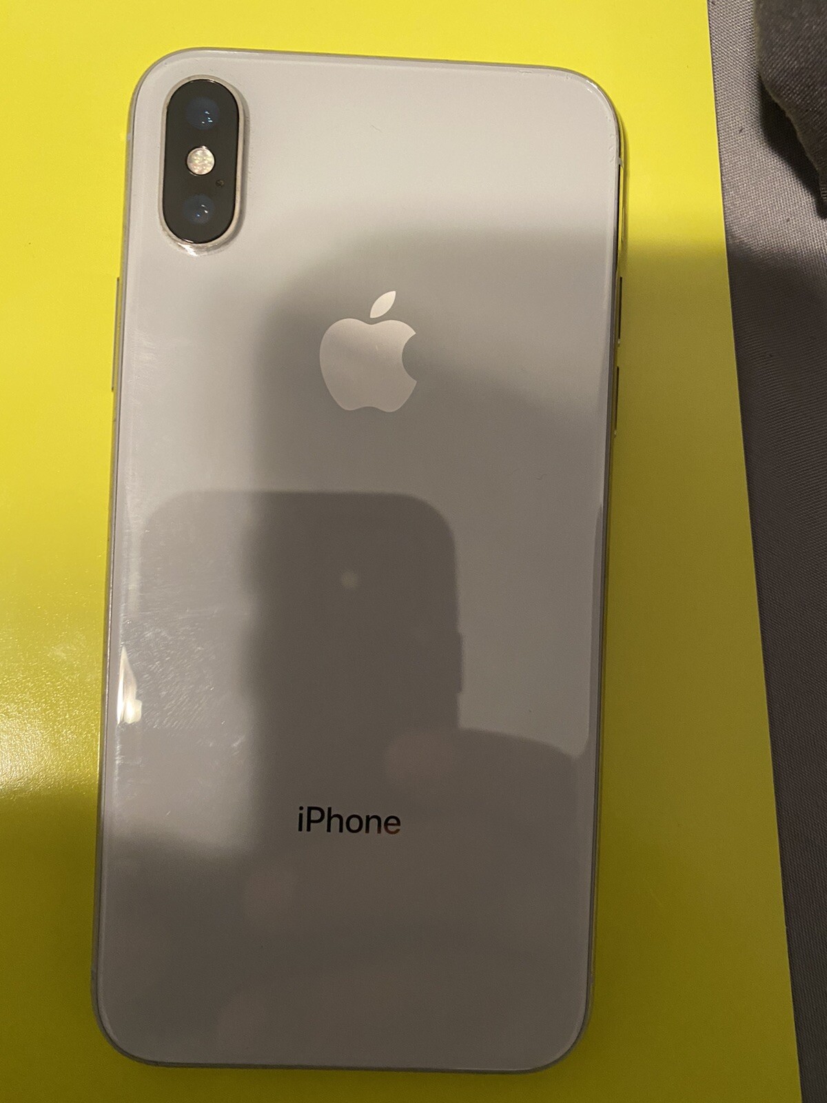 Apple iPhone X – 64GB – Silver (Unlocked) A1865 (CDMA + GSM)