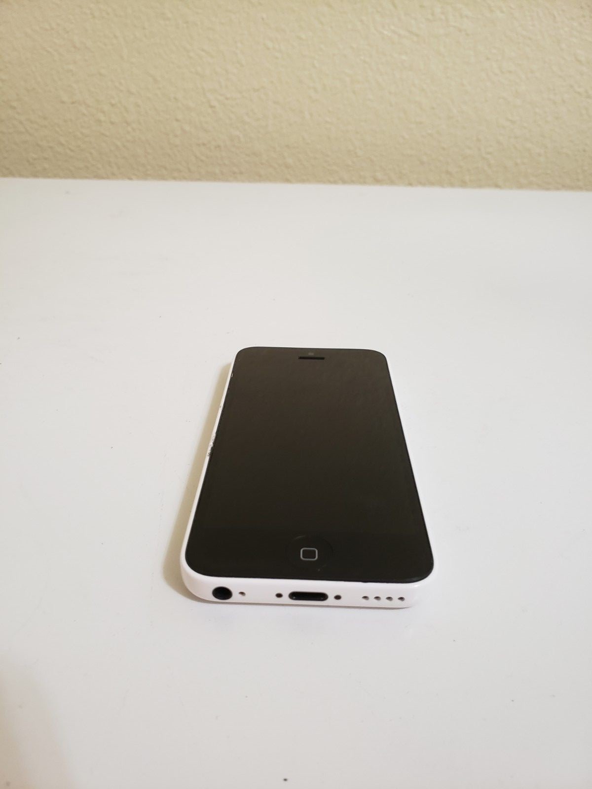 Apple iPhone 5c – 8GB – White (Unlocked) A1532 (CDMA + GSM) For parts or repair
