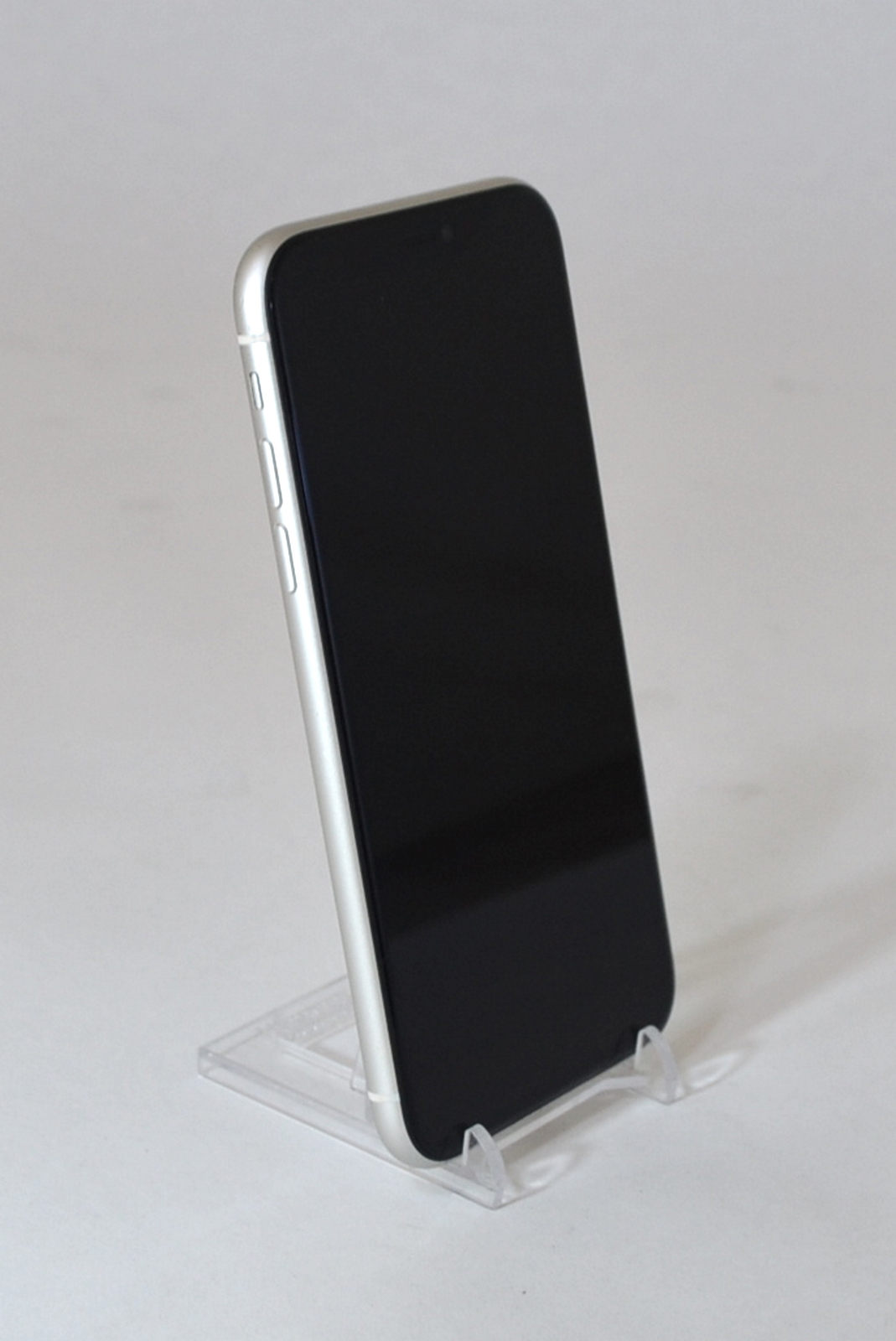 Apple iPhone 11 A2111 – 64GB – White – Network Unlocked *Screen Scratches*