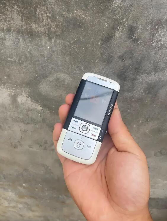 Nokia 5700 XpressMusic Original Music Phone 2G GSM 850 900 1800 1900 Symbian OS