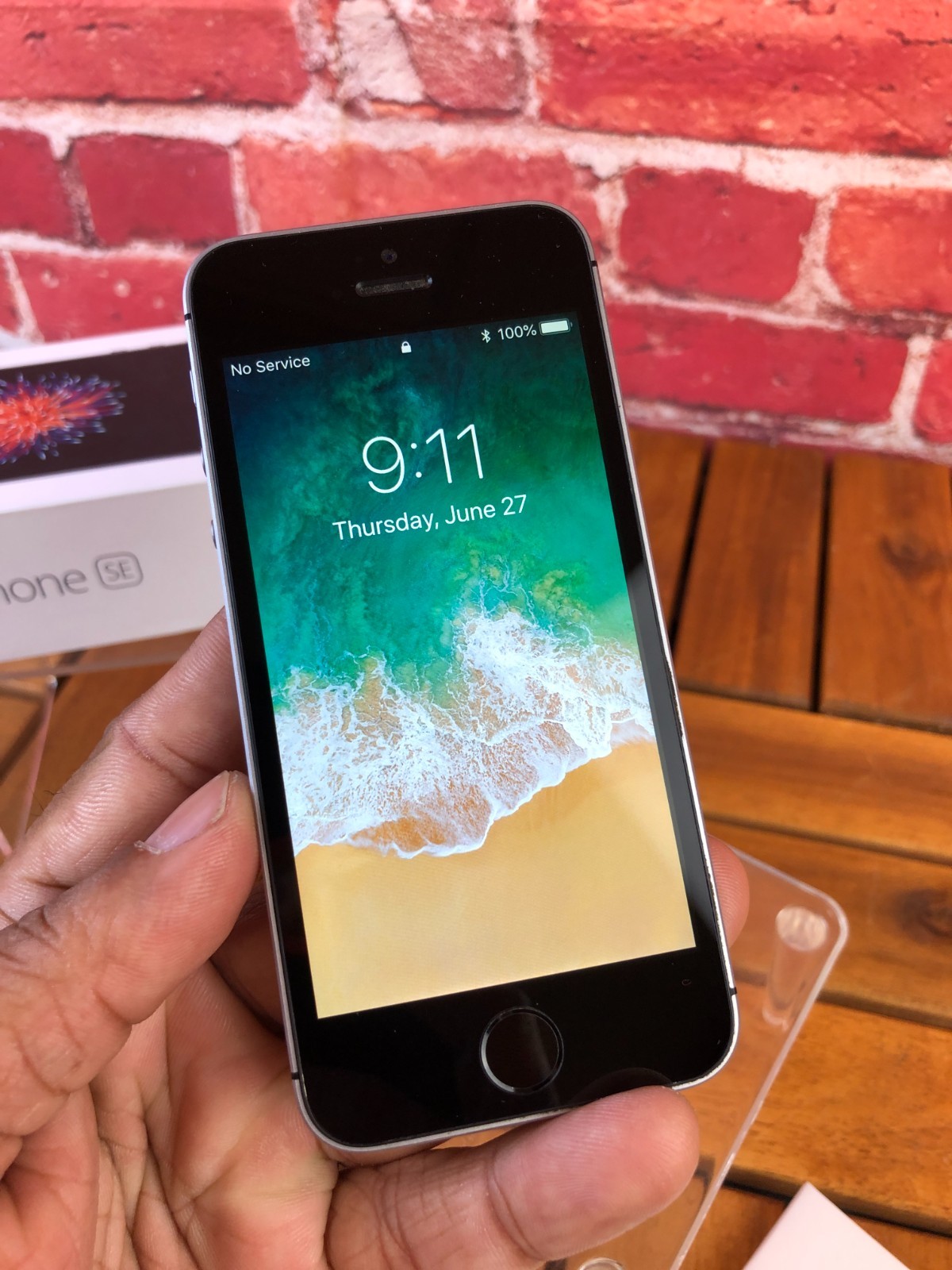 Complete – APPLE IPHONE SE SPACE GRAY A1662 w/ New EarPods SCREEN LOCKED – READ