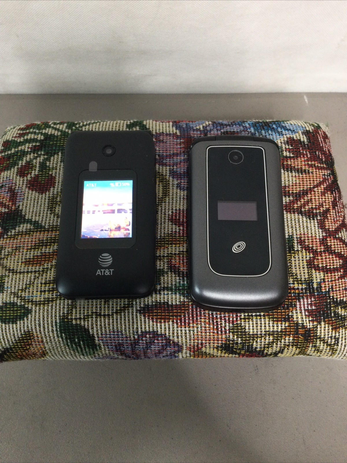 AT&T Flip U102AA Phone.Straight Talk Flip PhoneZ233VLB01 VERY GOOD CONDITION
