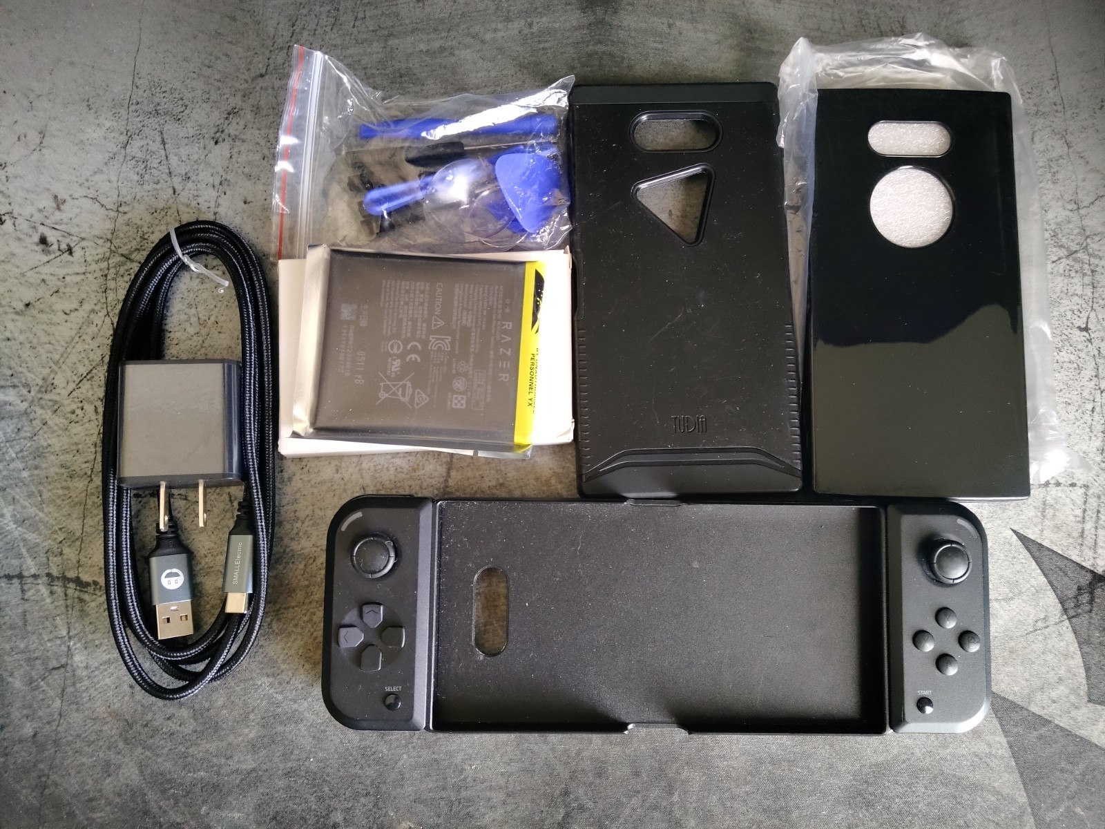MINT Unlock Razer Phone 2 – 64GB – 8GB RAM – 120Hz LCD – 2.8Ghz CPU Mirror Black
