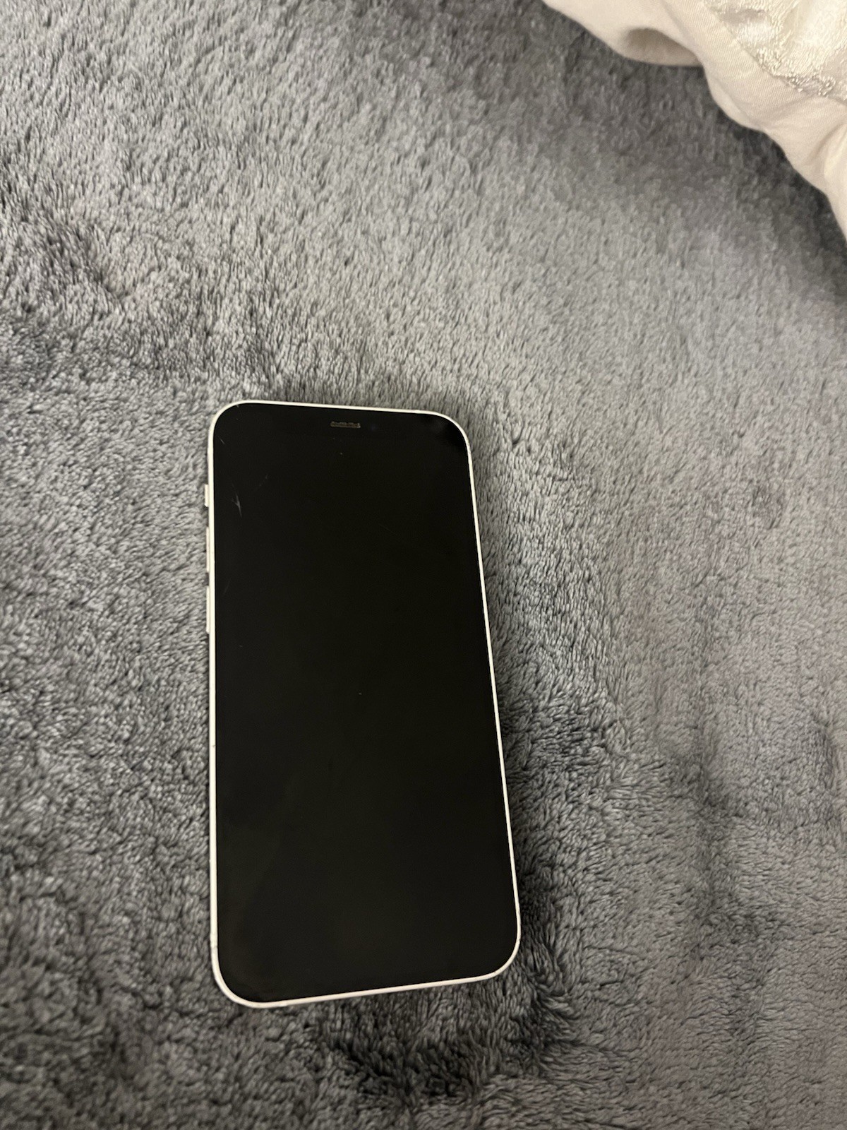 Apple iPhone White Bar Style Smartphone with 12MP Camera