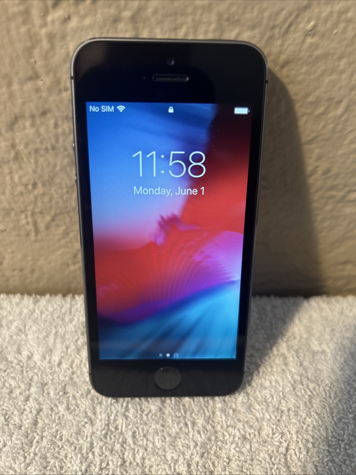 Apple iPhone 5s 16GB Black Space Grey Unlocked With Otter box Used