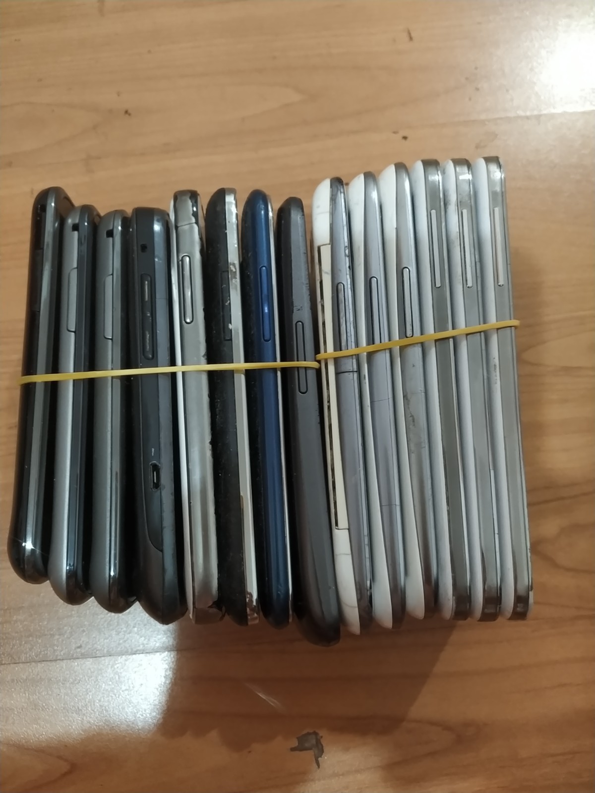 Lot of 14 Mixed model Samsung Galaxy S4 (3pc) and S3 (3pc) and other for parts