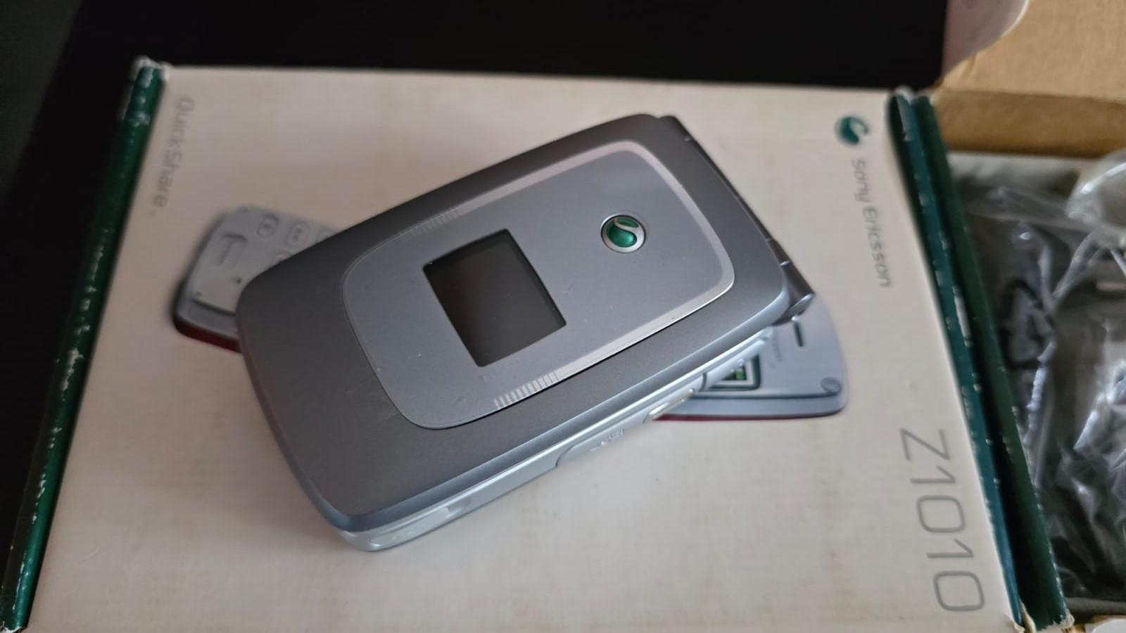 Sony Ericsson Z1010 – 32 MB – Silver (Unlocked opened box full set very rare !