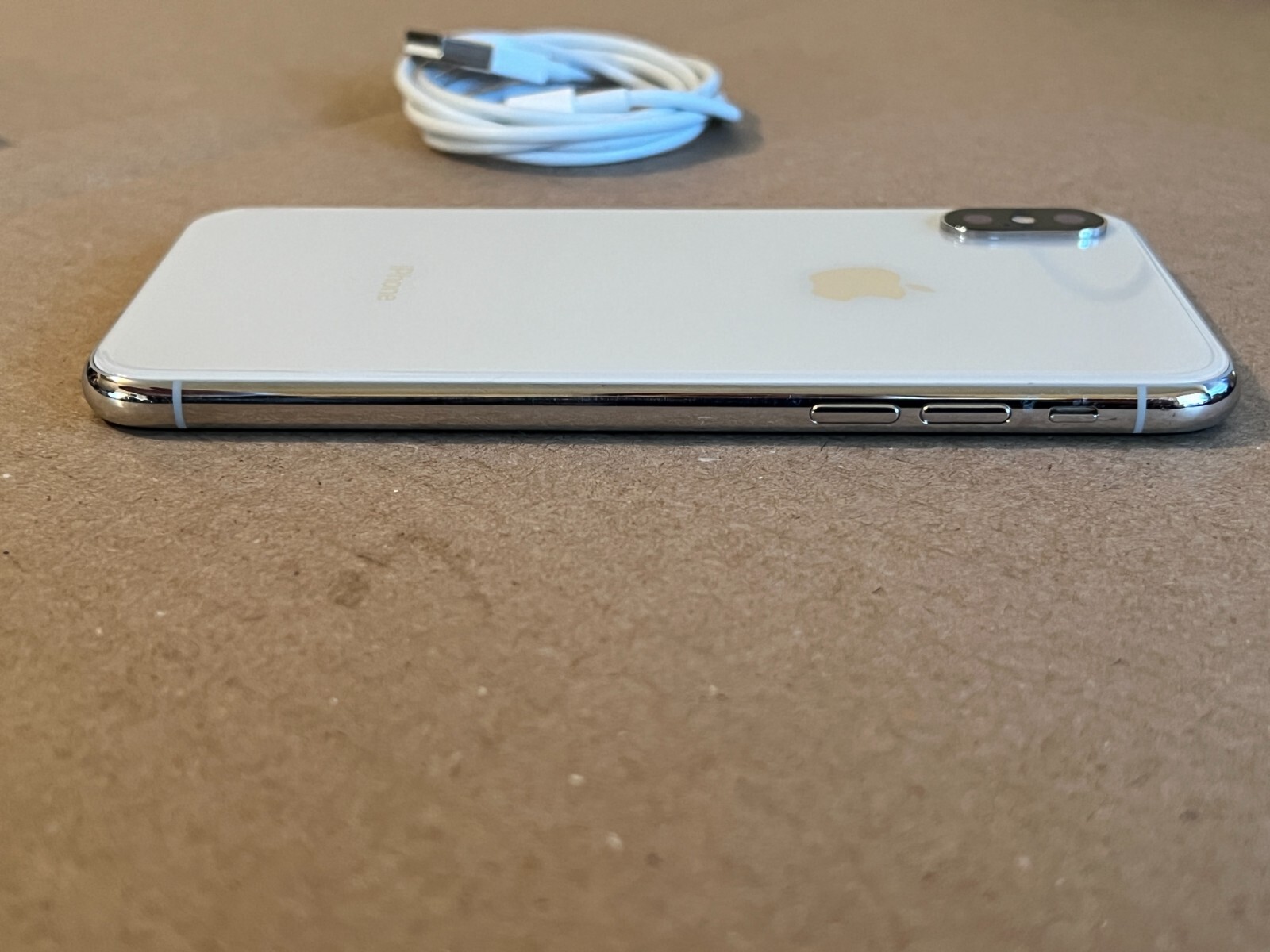 Apple iPhone X – 64GB – Silver (Unlocked) A1865 (CDMA + GSM)