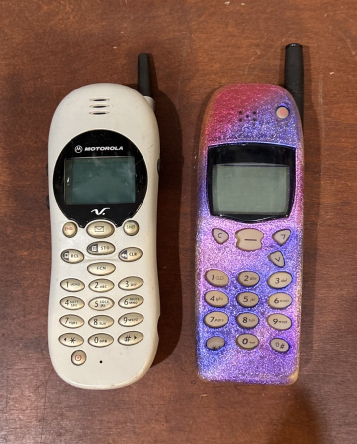 Vintage lot of two phones (1) iconic Nokia mobile phone and (1) Motorola
