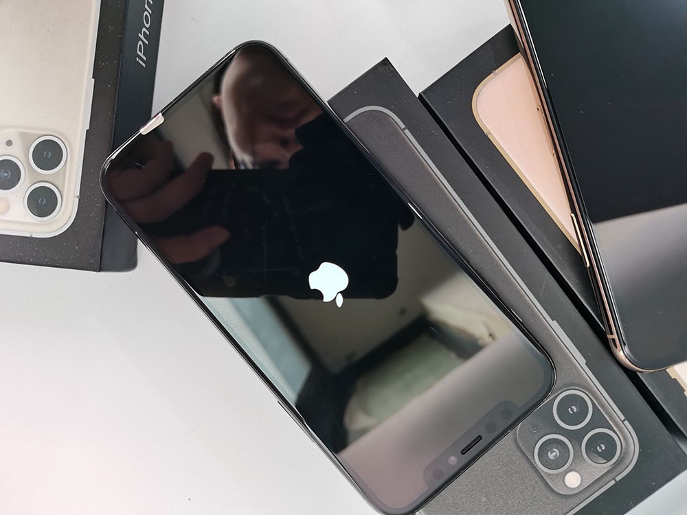 BOXED – Apple iPhone 11 Pro Unlocked 64GB / 256GB All colors good Smartphone