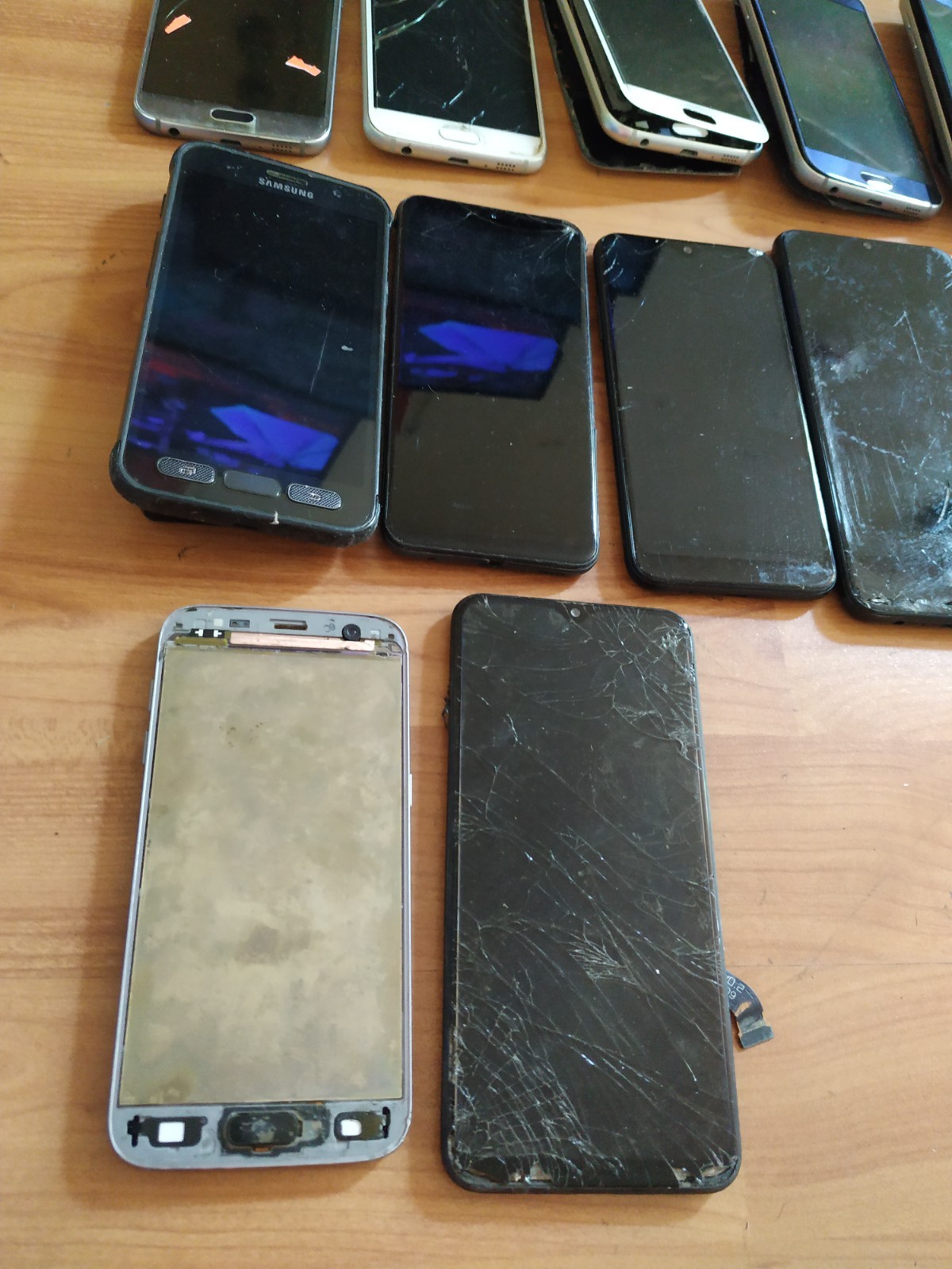 Lot of 12 Mixed model Samsung Galaxy S7 active /S6 and other For parts