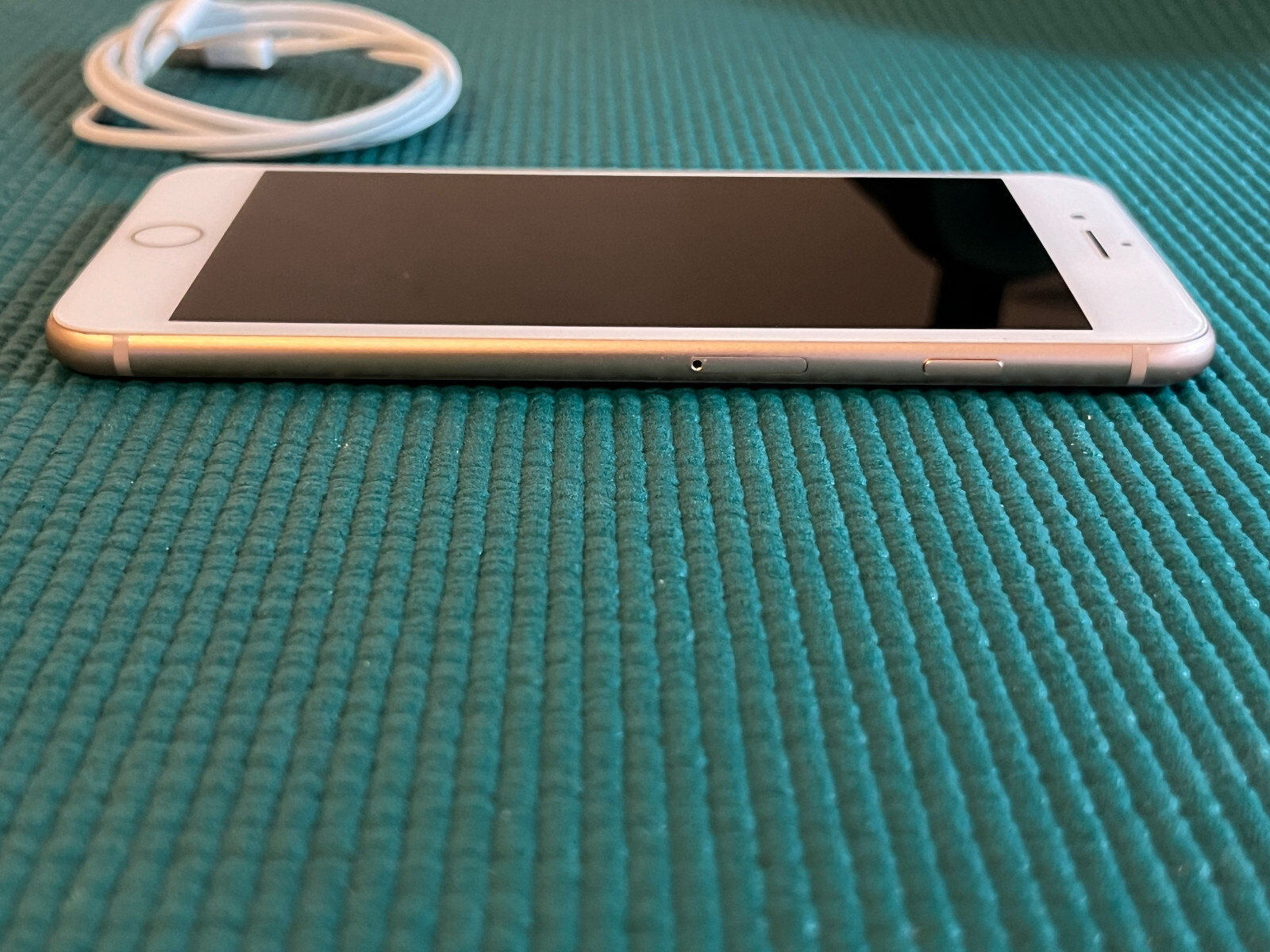Apple iPhone 8 Plus – 64GB – Gold unlocked A1897 (GSM)