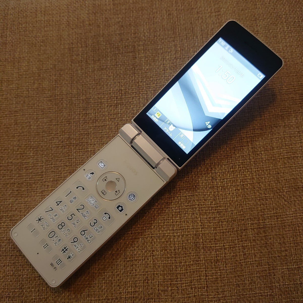 [Mint] SHARP AQUOS Keitai 4 A205SH Android Flip Phone White Unlocked From Japan