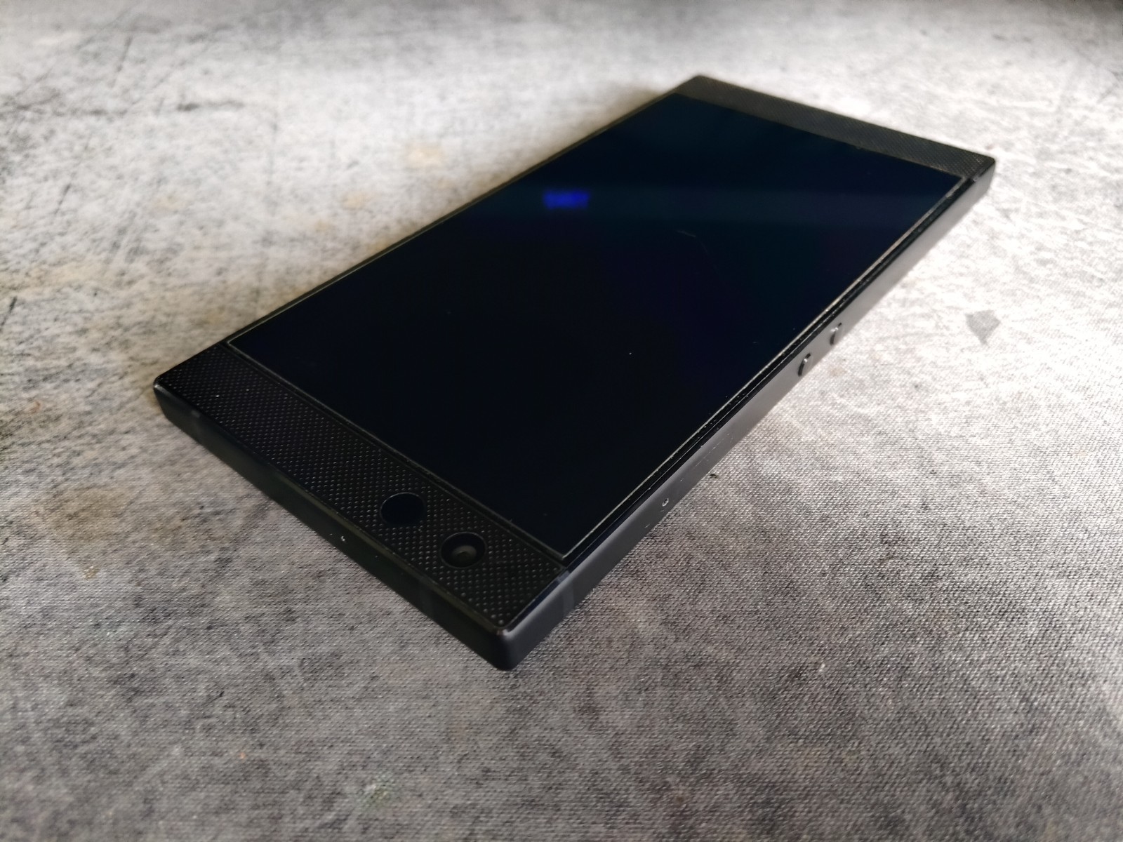 MINT Unlocked Lineage OS Razer Phone 2 – 64GB – 8GB RAM – 120Hz LCD – 2.8Ghz CPU