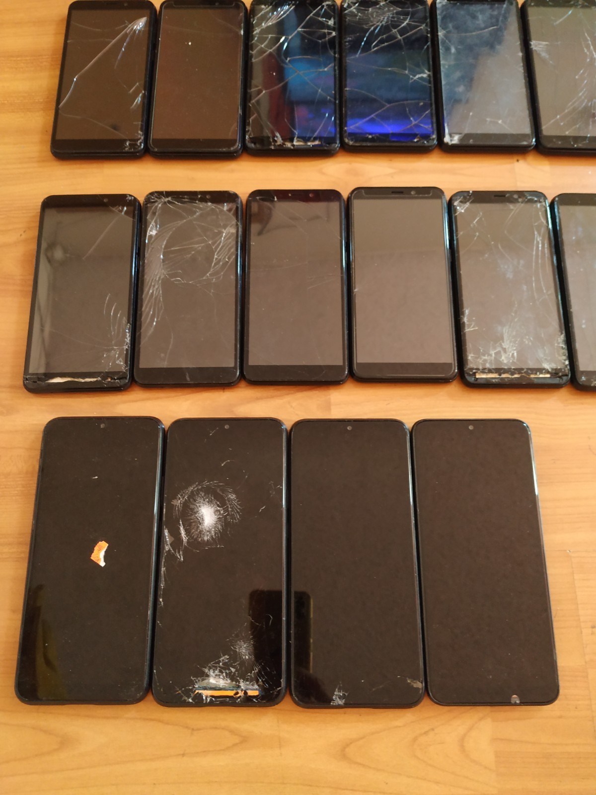 Lot of 27 Cloud Mobile Stratus C8 32GB (4pc) and C7 (23pc) Smartphone For parts