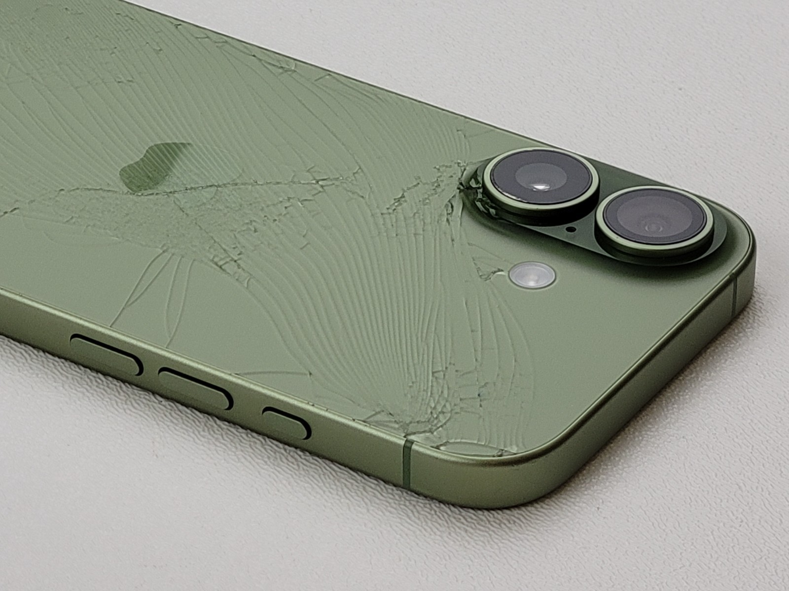 Apple iPhone 17 (A3258) 256GB – Green (Unlocked) Smartphone – *DAMAGED* – H7951
