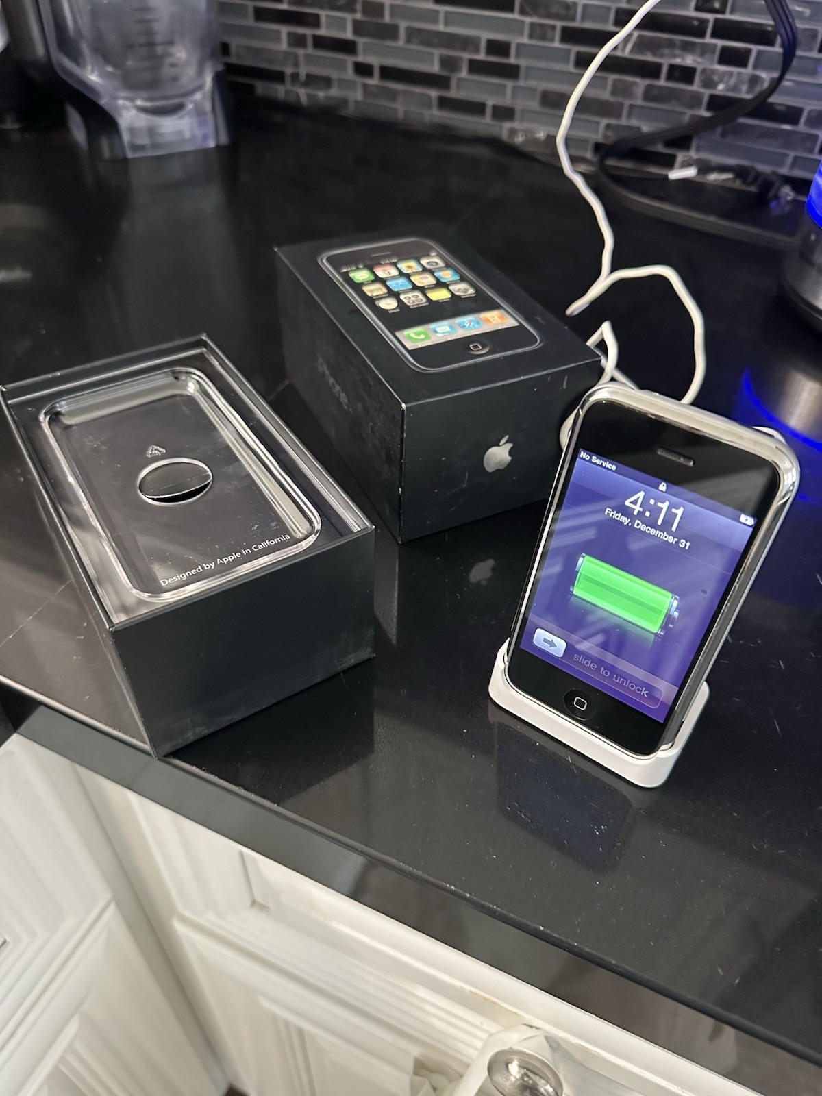 Working iPhone 1st Generation 4GB. EXCELLENT CONDITION!! Unlocked Rare IOS 1.0