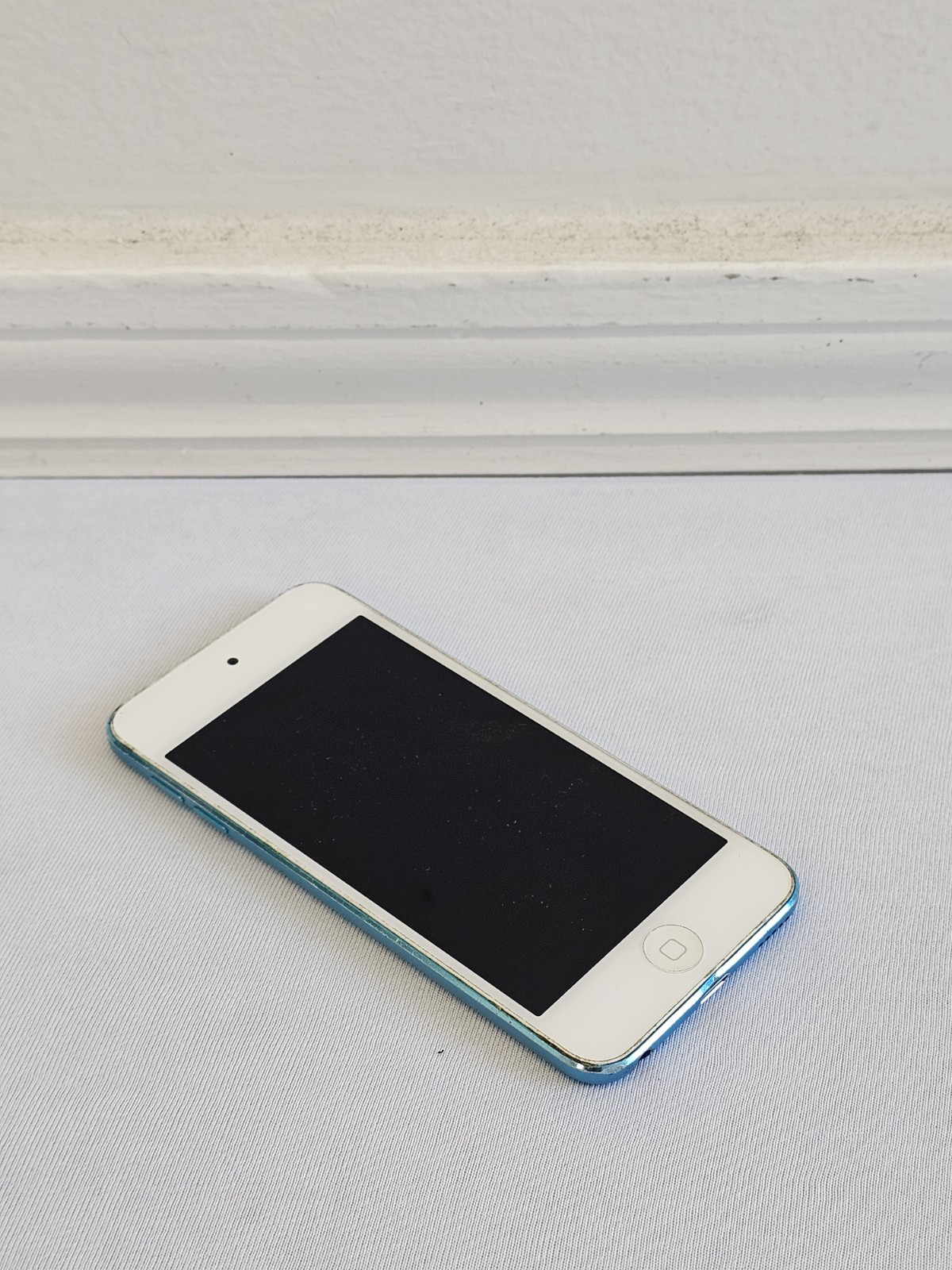 Apple iPod Touch Gen 5 Carrier – N/A Storage – 32GB Tested and Works