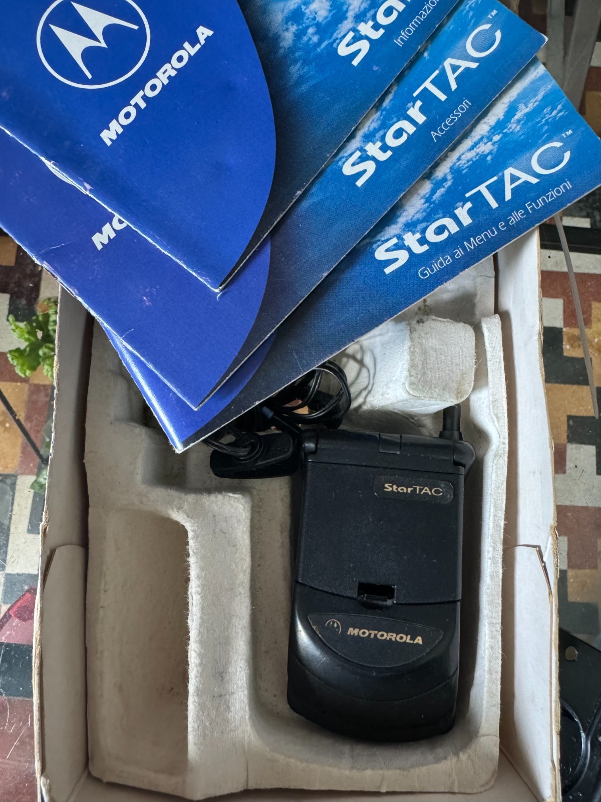 MOTOROLA STARTAC ETAC LED CELL PHONE