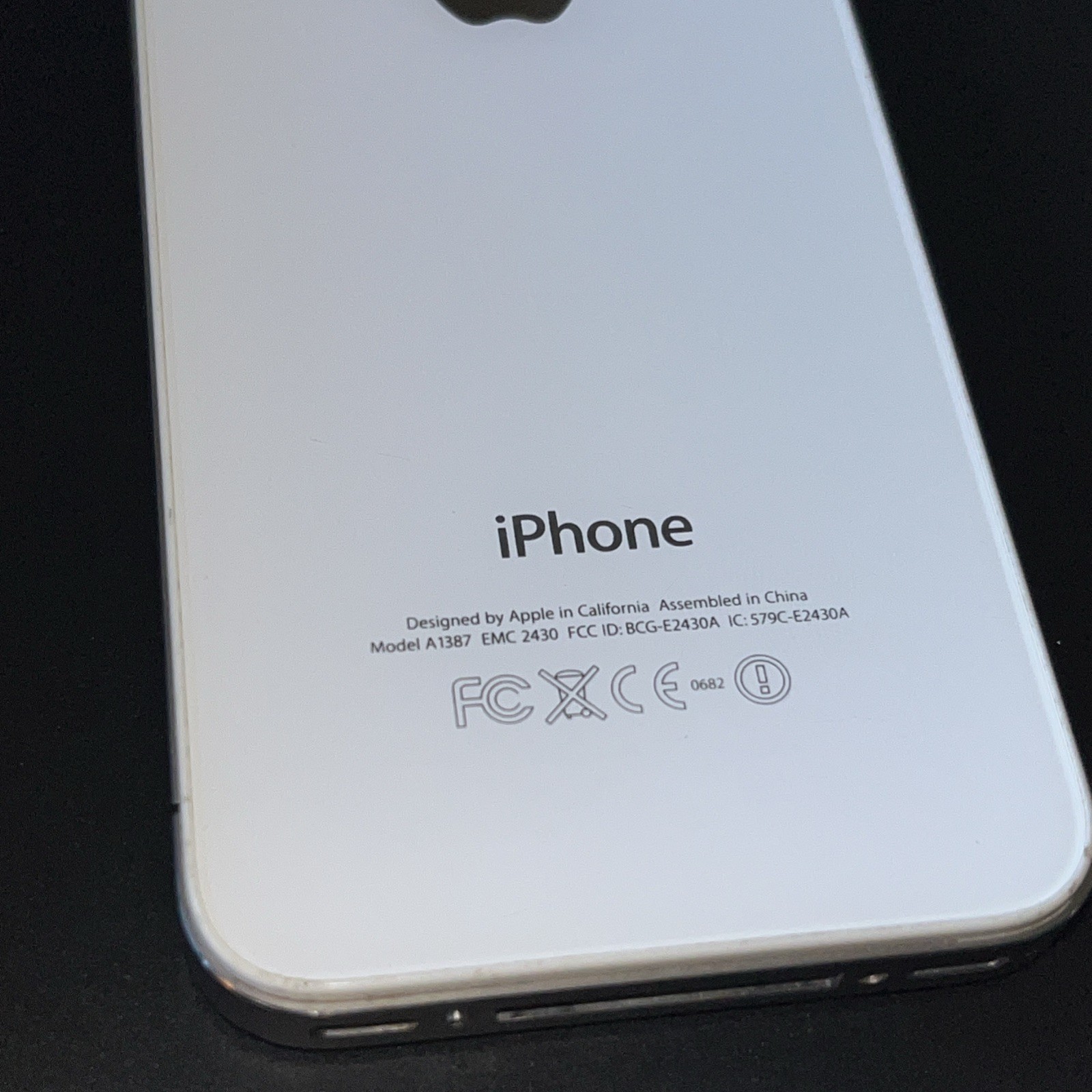 Apple iPhone 4 – A1387- White Locked