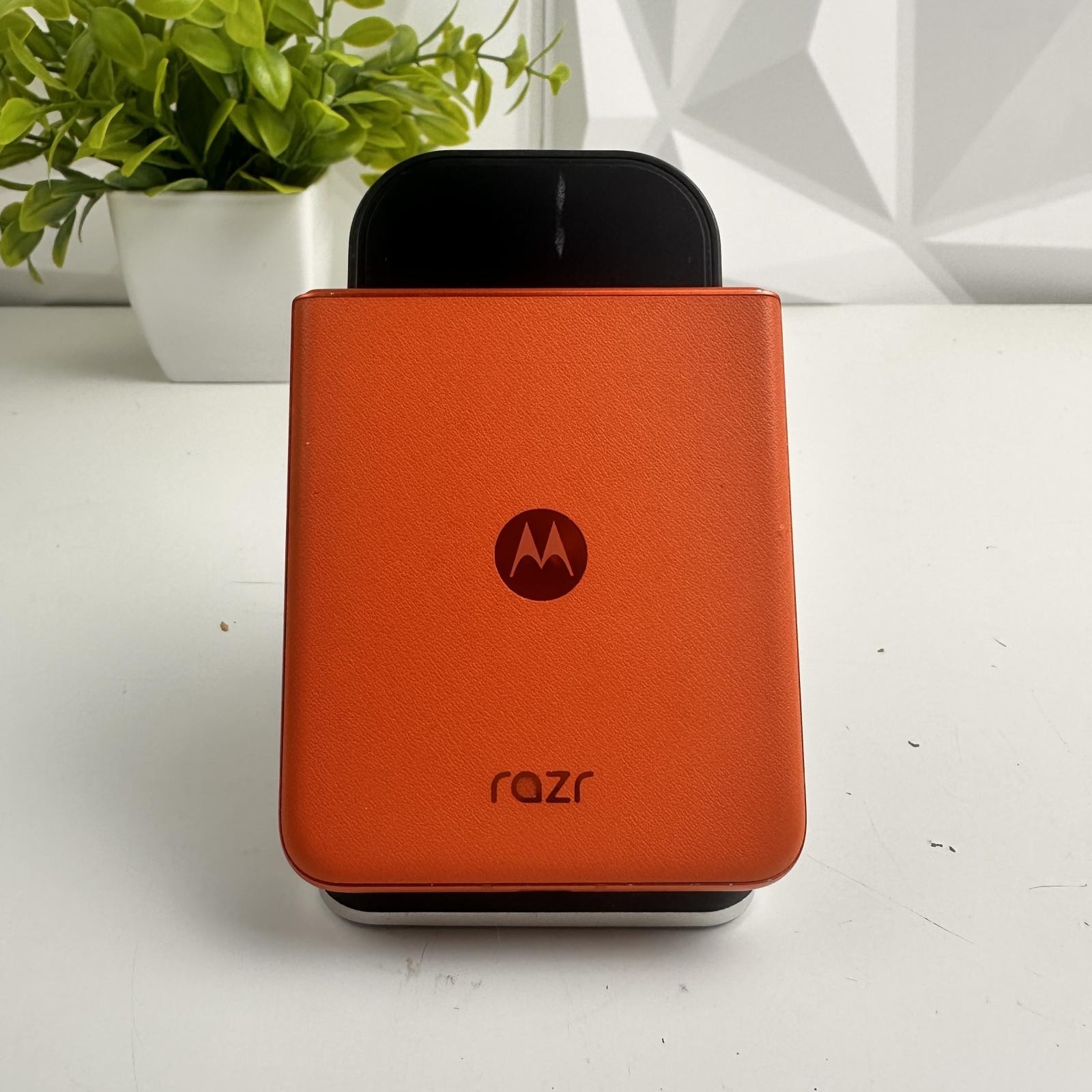 Motorola Razr 5G 2024, 256GB, CRICKET WIRELESS LOCKED *Please READ*