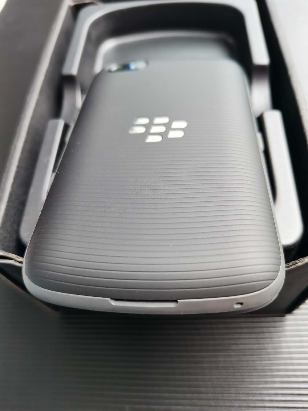 BlackBerry 9720 Unlocked 3G 5MP LED flash Keyboard Smartphone Good Condition