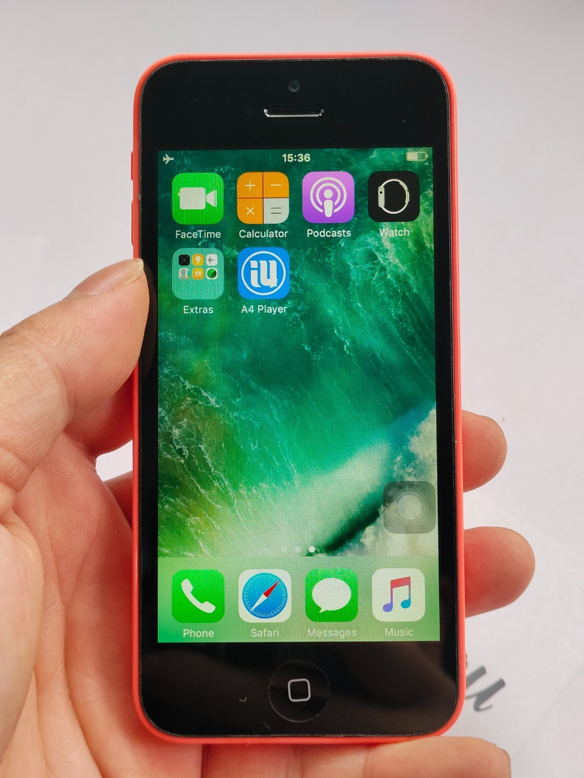 Apple iPhone 5c Green/Blue/Yellow/Red – 8/16/32GB Factory UNlocked(any carrier)