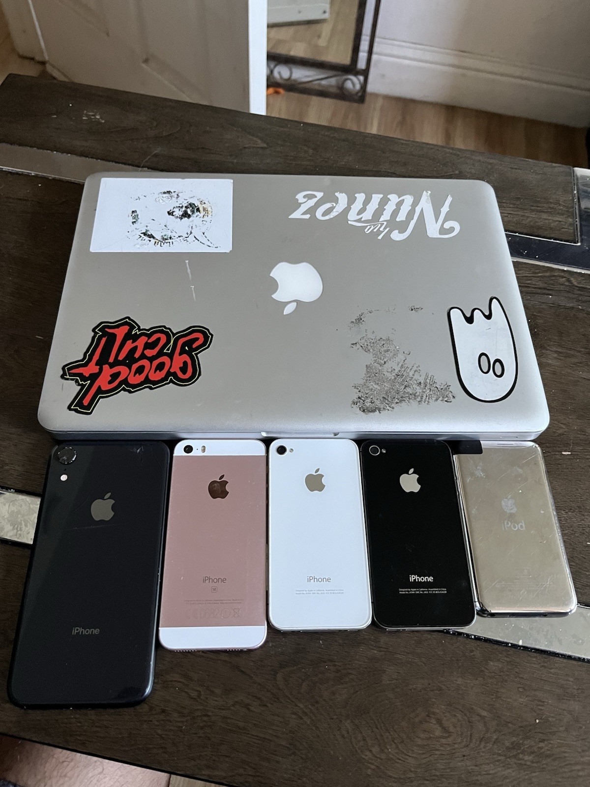 Apple Lot MacBook Pro I Phone SE iPod Touch I Phone 8 I Phone 4