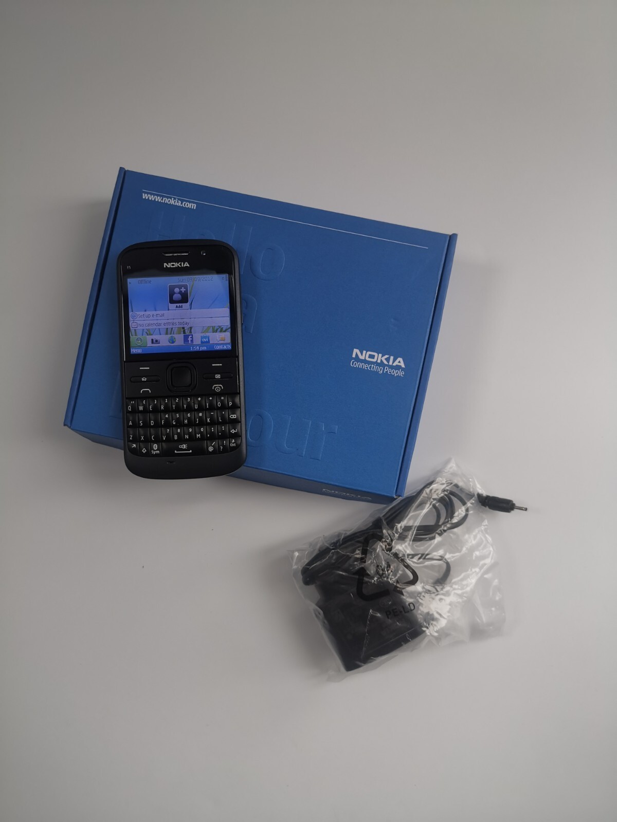 Nokia E5-00-5MP 256MB Factory Unlocked QWERTY Cellphone complete in box z8