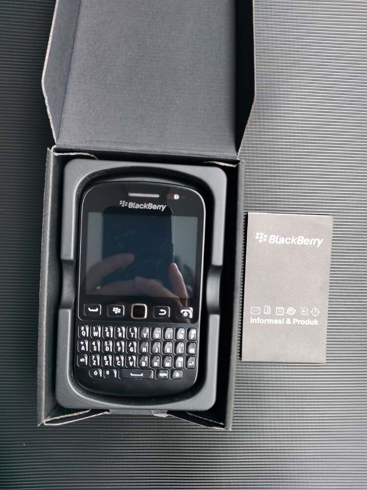 BlackBerry 9720 Unlocked 3G 5MP LED flash Keyboard Smartphone Good Condition