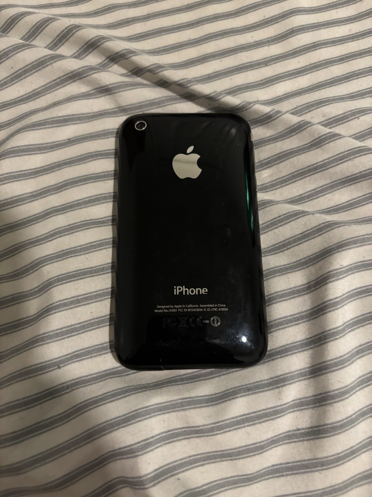 Apple iPhone 3GS – 8 GB – Black (AT&T)