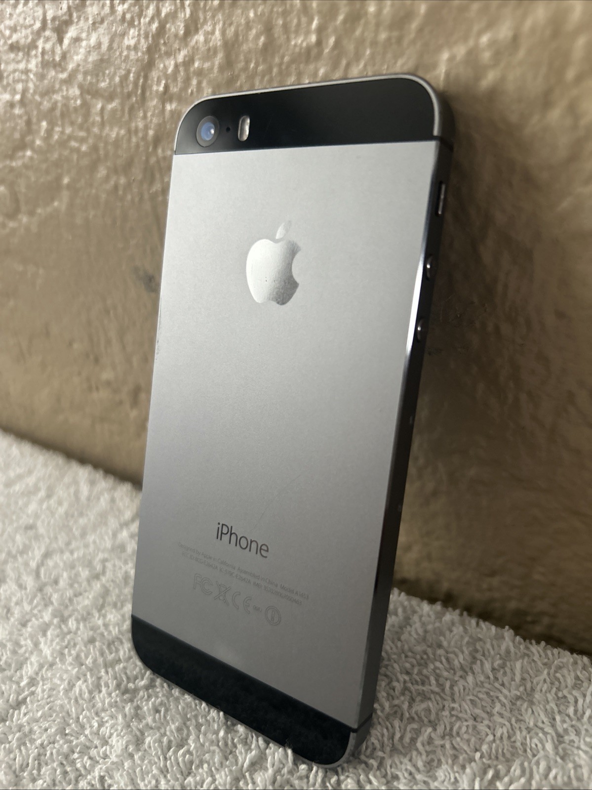 Apple iPhone 5s 16GB Black Space Grey Unlocked With Otter box Used