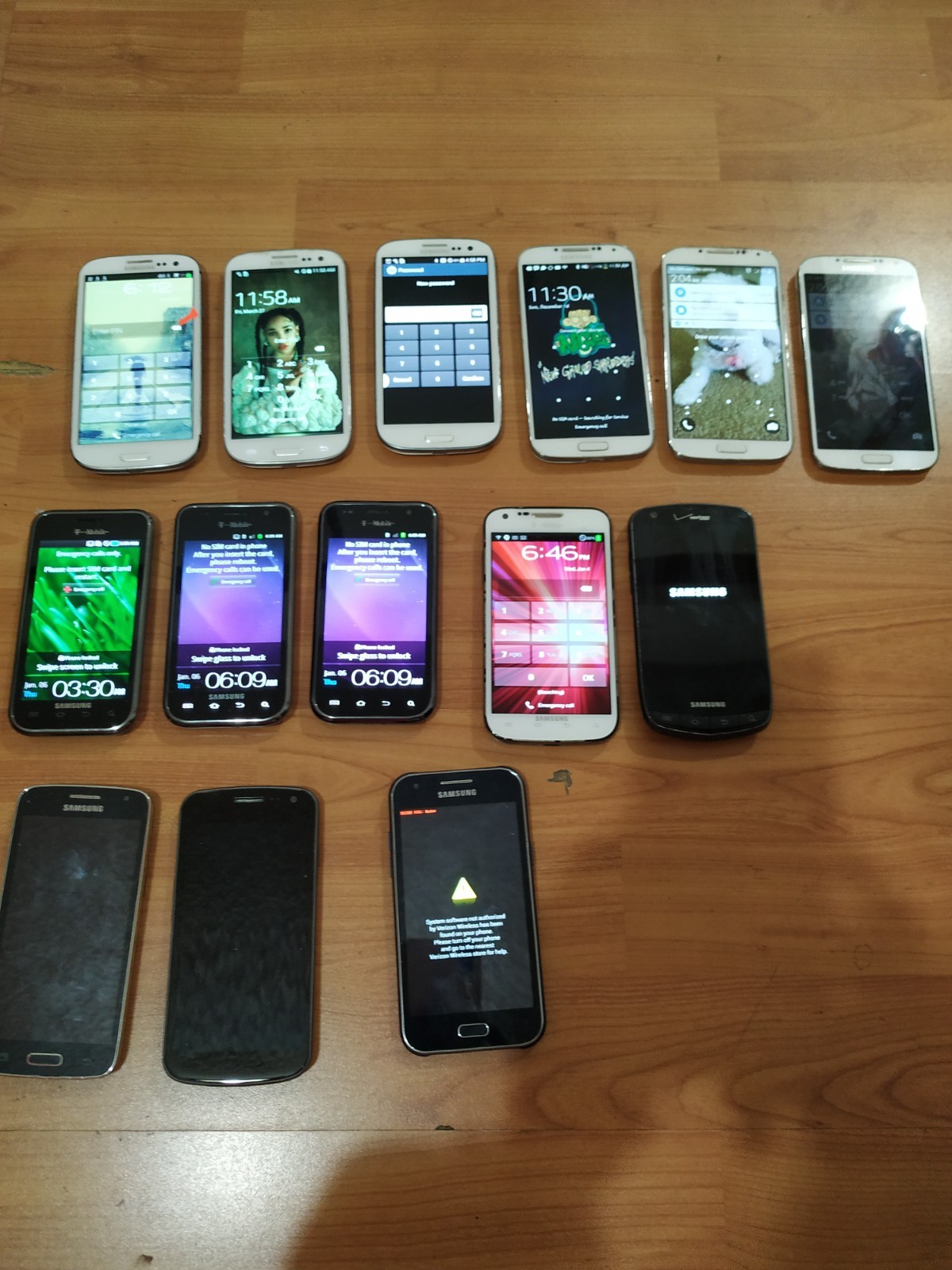 Lot of 14 Mixed model Samsung Galaxy S4 (3pc) and S3 (3pc) and other for parts