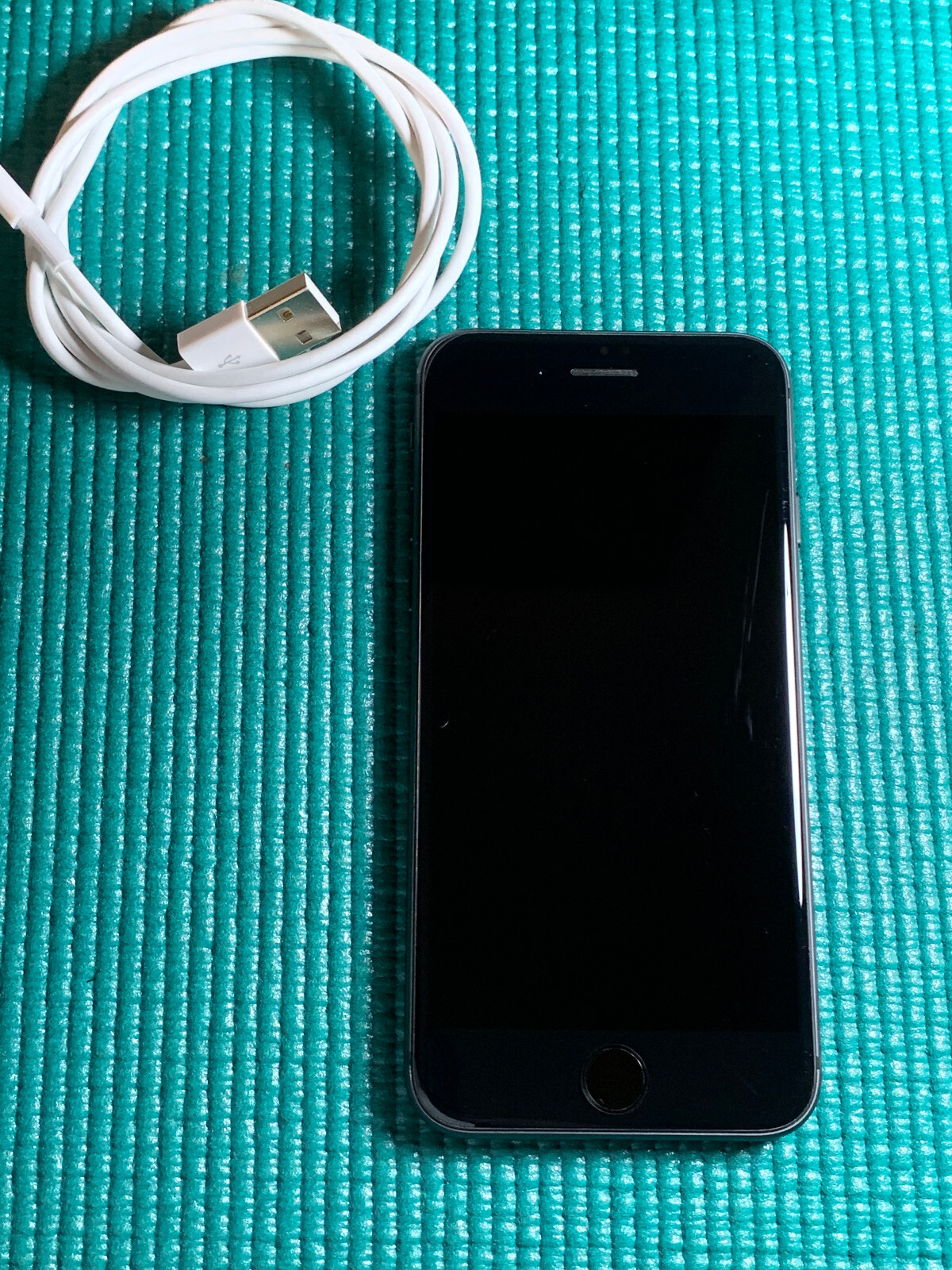 Apple iPhone 8 – 64GB – Space Gray (Unlocked) A1863 (CDMA + GSM)