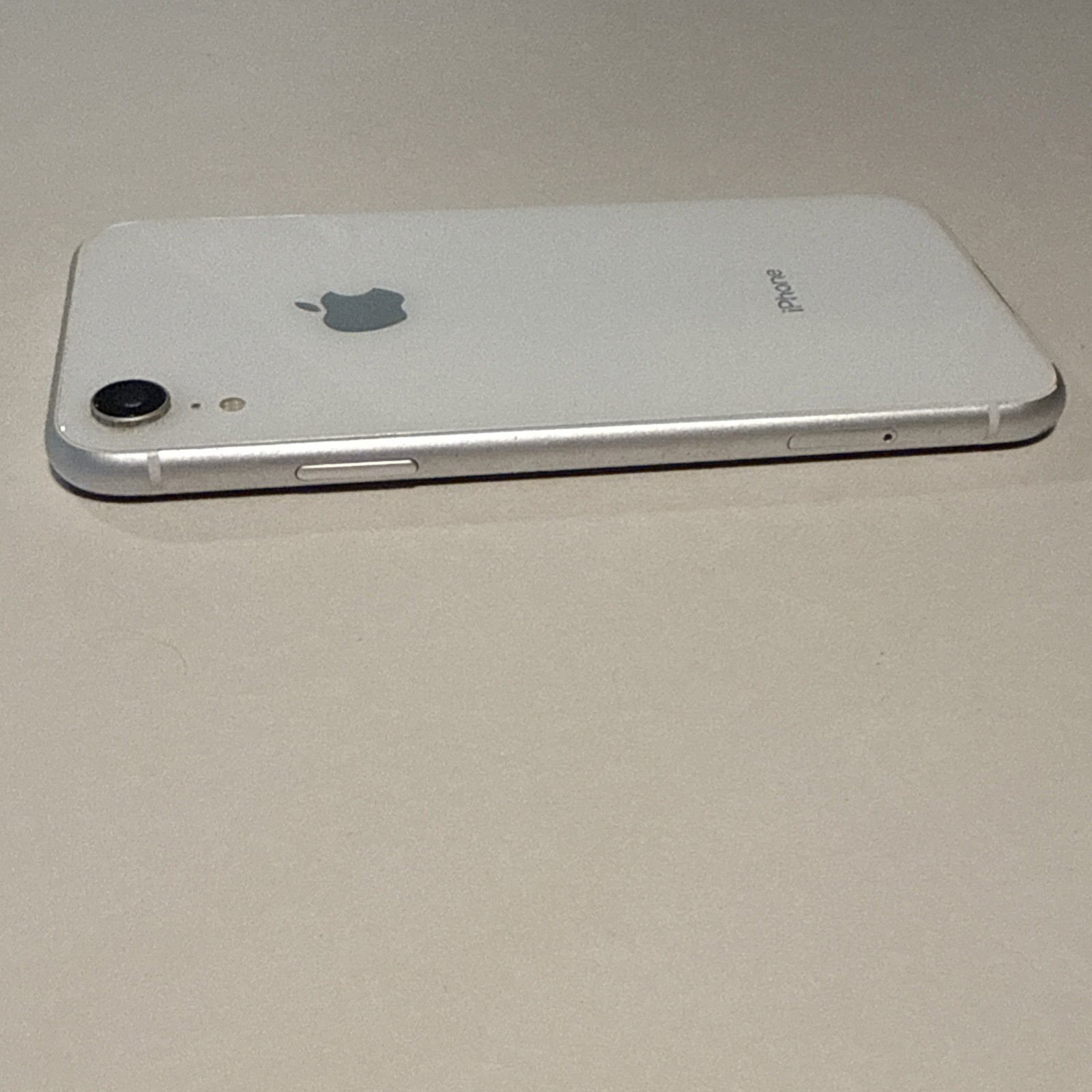 Apple iPhone XR 128GB A1984 White (Unlocked) Cracked Screen – For Parts / Repair
