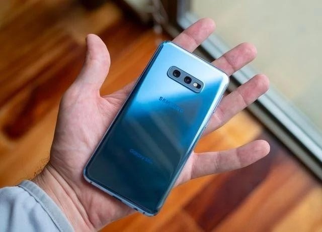 Samsung Galaxy S10E SM-G970U 256GB Fully Unlocked Smartphone 5.8″ Open Box BLUE