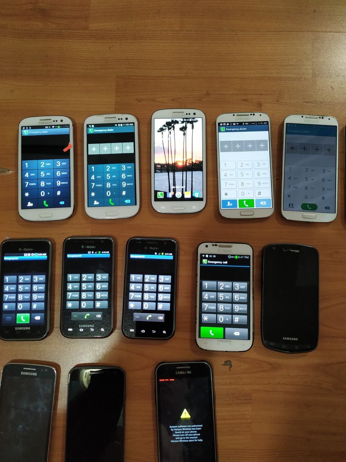 Lot of 14 Mixed model Samsung Galaxy S4 (3pc) and S3 (3pc) and other for parts