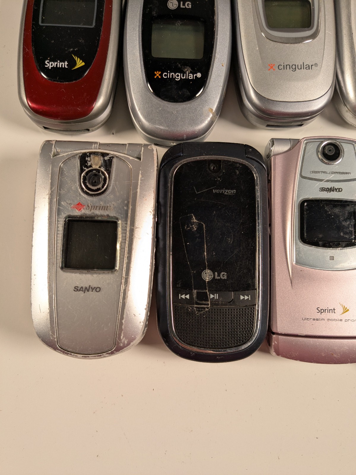 Lot (9) Flip Cell Phones LG PM225 CG300 C2000 Samsung Doro 618 Sanyo Ericcson