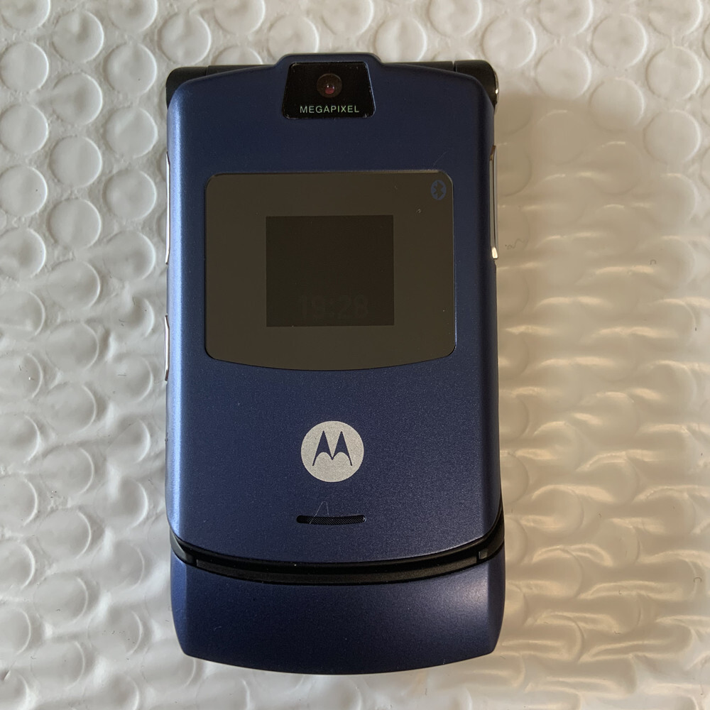 Motorola RAZR V3 Unlocked Flip GSM 850 /900 /1800 /1900 Bluetooth Mobile Phone