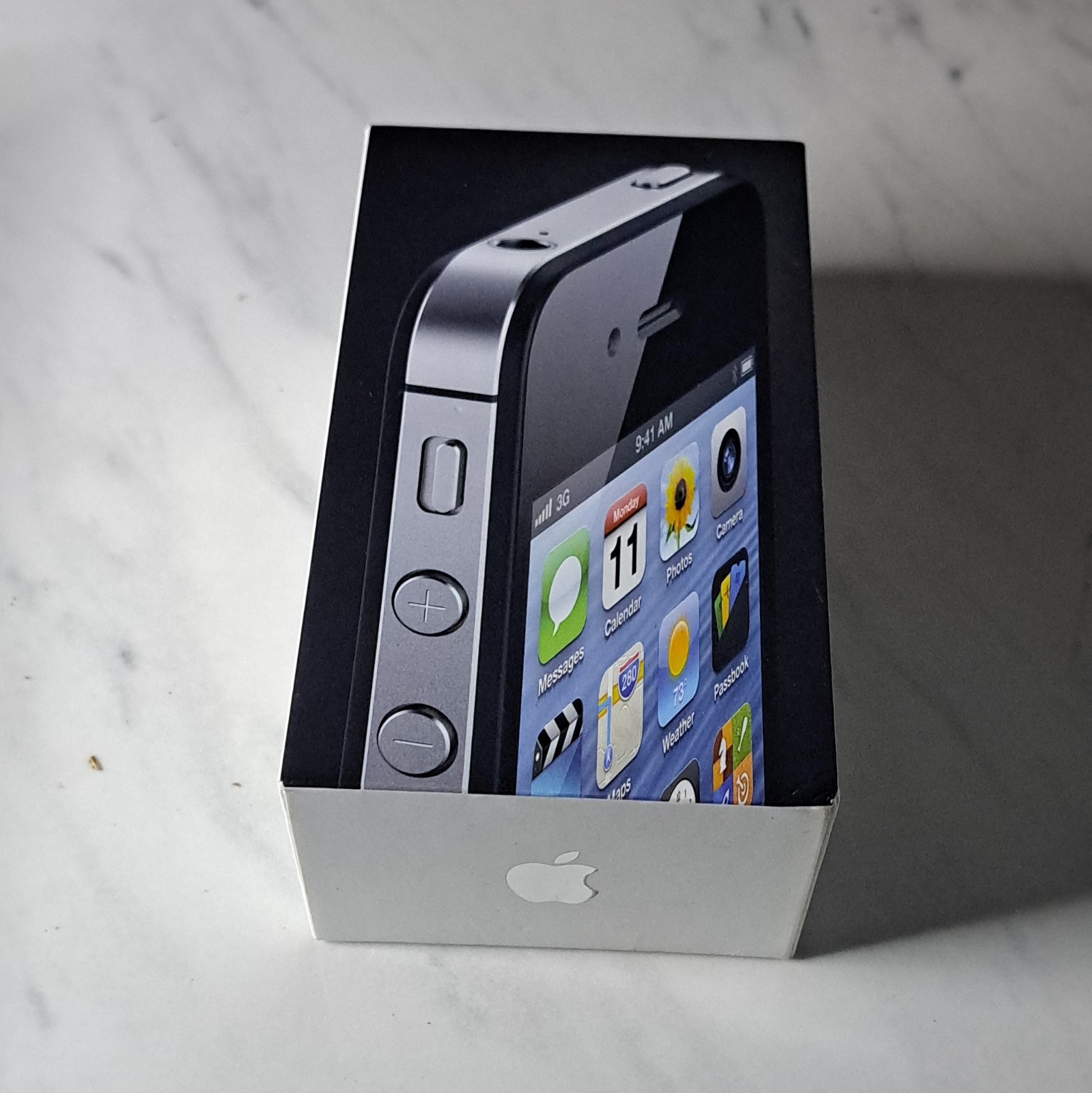 Apple iPhone 4 8GB Black A1349 MD439LL/A 3.5in Touchscreen 5MP w/ Box