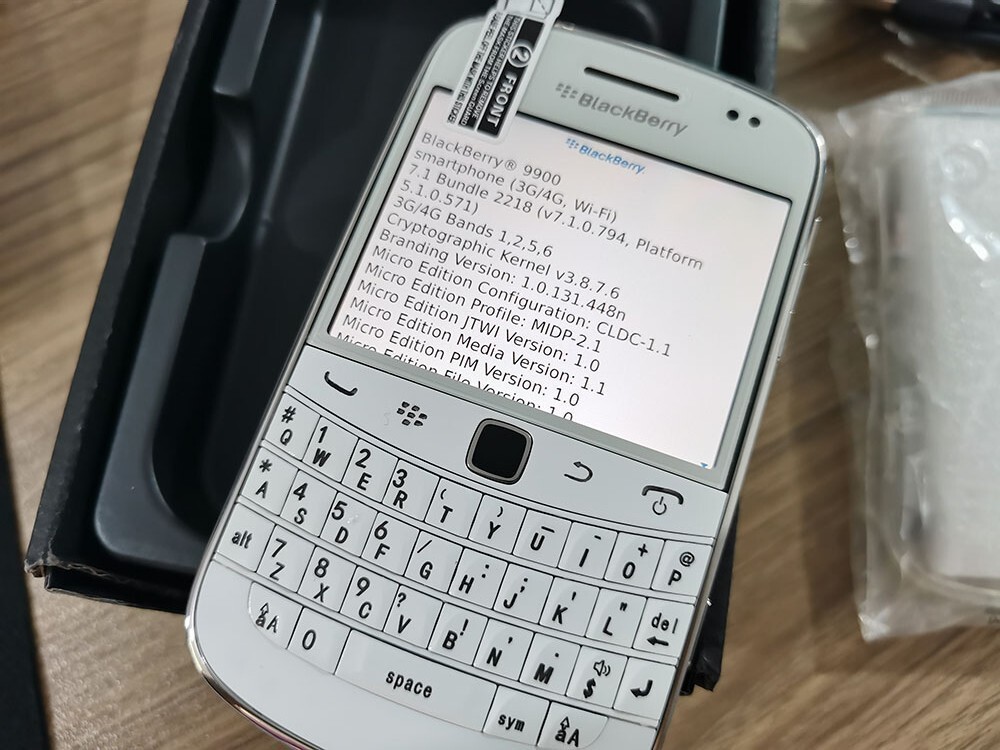 BLACKBERRY 9900 BOLD – 8 GB – Black / White 3G (Unlocked) Free Shipping z8