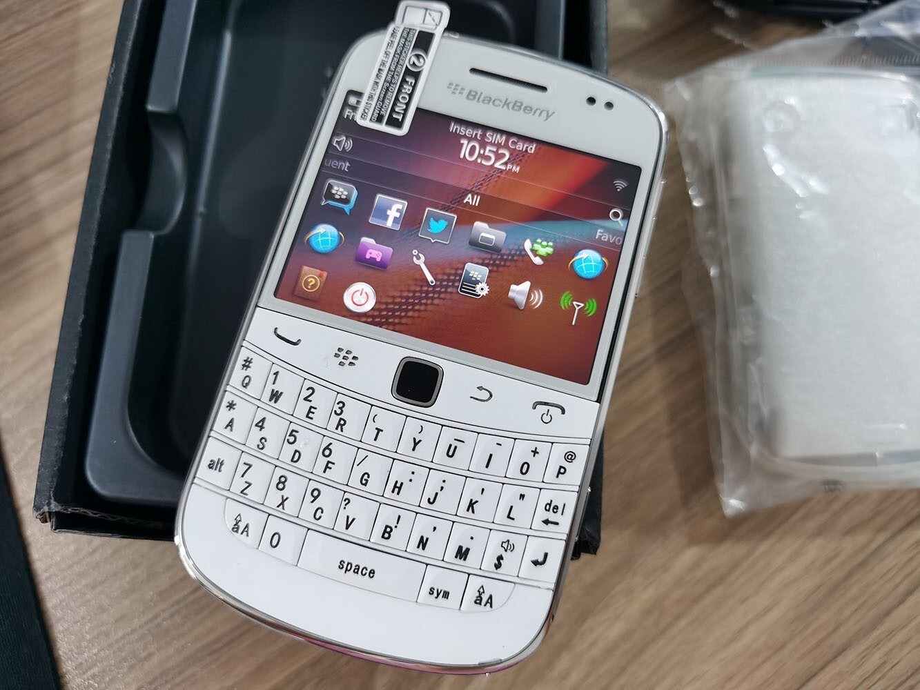 BLACKBERRY 9900 BOLD – 8 GB – Black / White 3G (Unlocked) Free Shipping z8