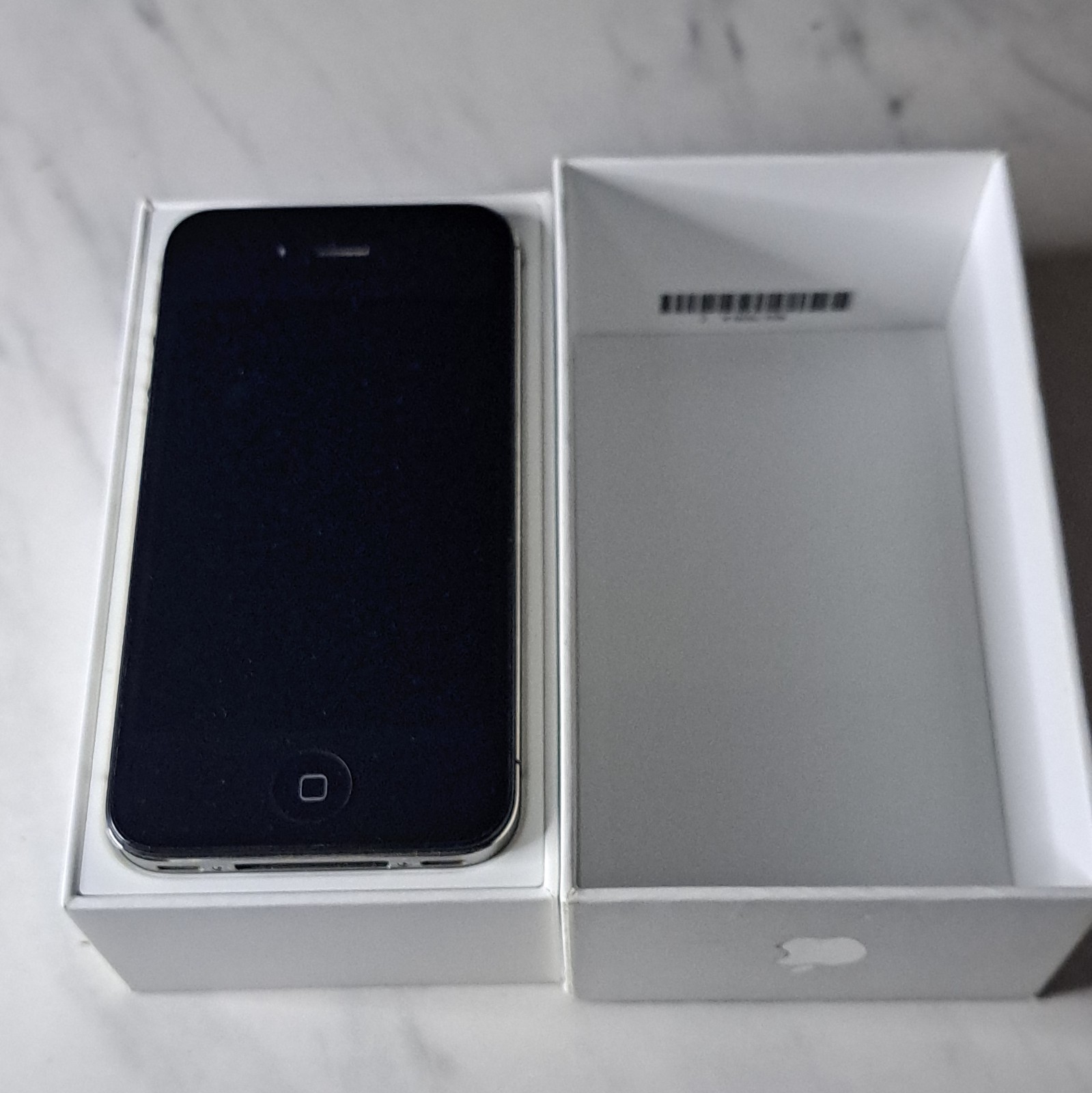 Apple iPhone 4 8GB Black A1349 MD439LL/A 3.5in Touchscreen 5MP w/ Box