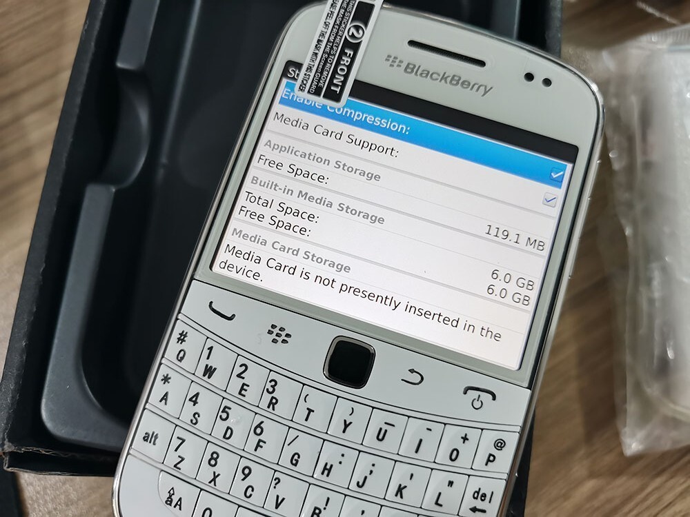 BLACKBERRY 9900 BOLD – 8 GB – Black / White 3G (Unlocked) Free Shipping z8