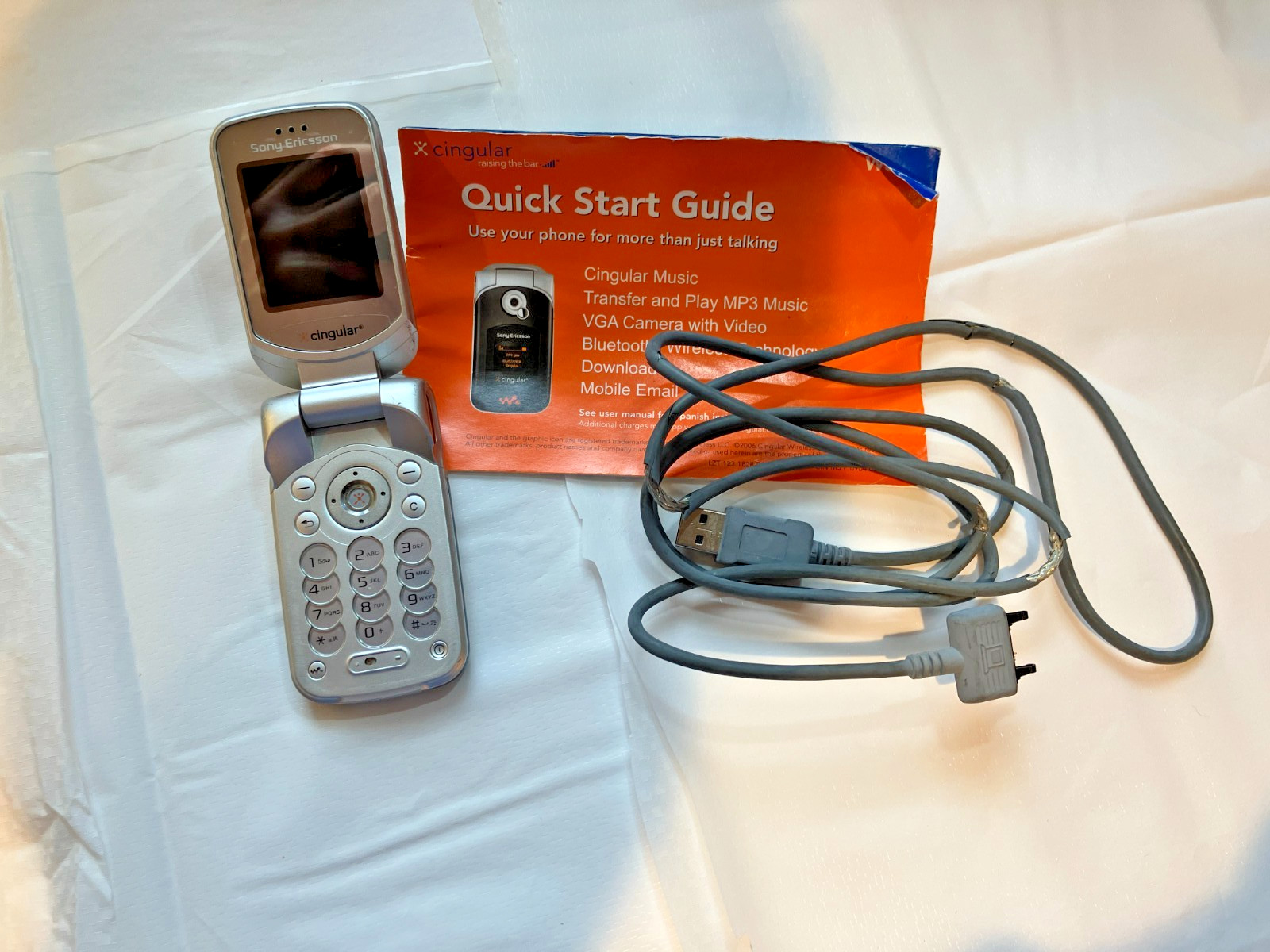 Sony Ericsson W300i Walkman Cingular Flip Phone Bundle – For Parts or Repair